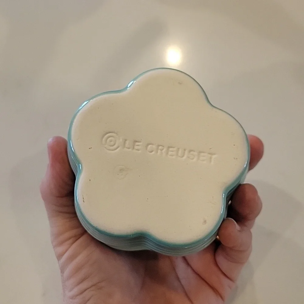 Le Creuset Flower Cocotte With Lid - Picture 4 of 5